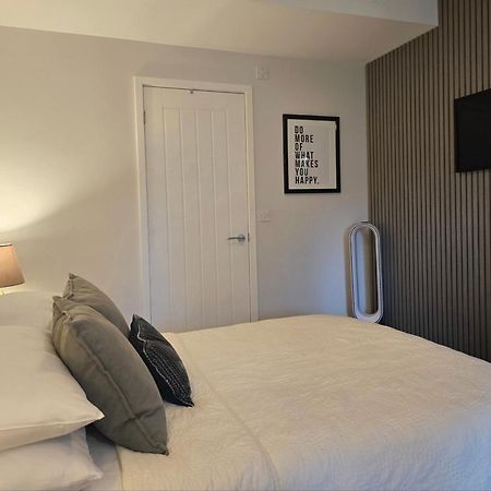 Stylish, Business Traveller Friendly Apartment, With Free Parking And Netflix Farnborough  Luaran gambar